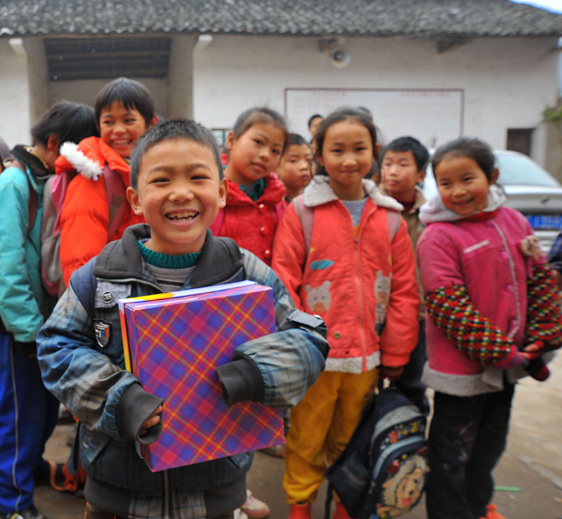 2011年12月30日湖南：孩子们拿到新鞋子，开心的面对镜头。