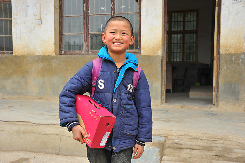2011年12月30日湖南：一个刚拿到大码鞋的孩子央求我们给他拍下与新鞋子的合照。