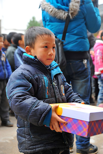 这是我们到湖南的第一个小学，孩子小心翼翼的捧着他的新鞋子。