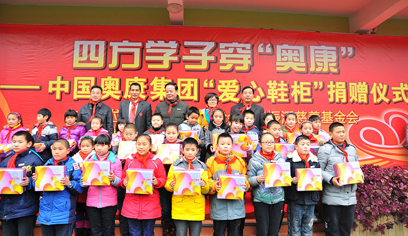 2012-1-5爱心鞋柜温州站，为温州农民工子女送去童鞋。