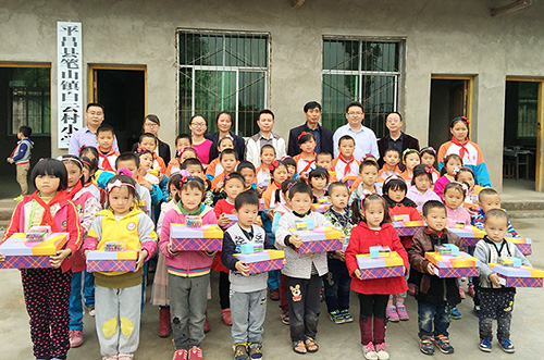 2016年10月31日“爱心鞋柜”项目走进四川省巴中市平昌县笔山镇中心小学，为该校贫困小学生送去200双真皮棉鞋。